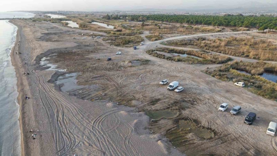 Antalya’da Kum Hırsızları Sahilleri Talan Etti, Kum Ocağına Dönen Sahiller Dronla Görüntülendi