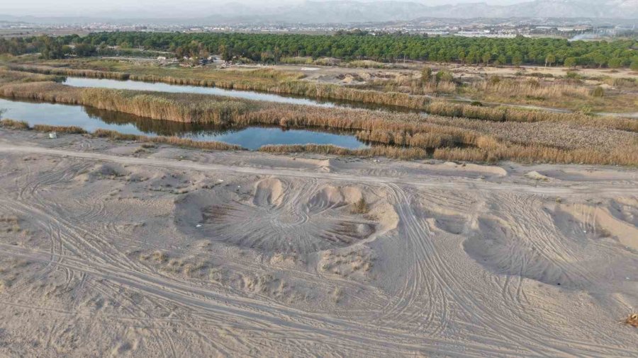 Antalya’da Kum Hırsızları Sahilleri Talan Etti, Kum Ocağına Dönen Sahiller Dronla Görüntülendi