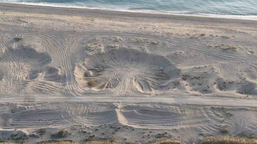 Antalya’da Kum Hırsızları Sahilleri Talan Etti, Kum Ocağına Dönen Sahiller Dronla Görüntülendi