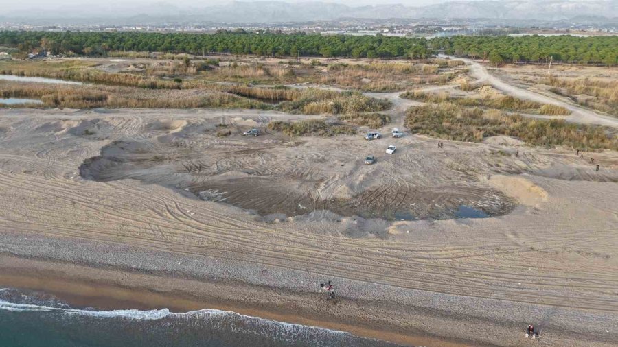 Antalya’da Kum Hırsızları Sahilleri Talan Etti, Kum Ocağına Dönen Sahiller Dronla Görüntülendi
