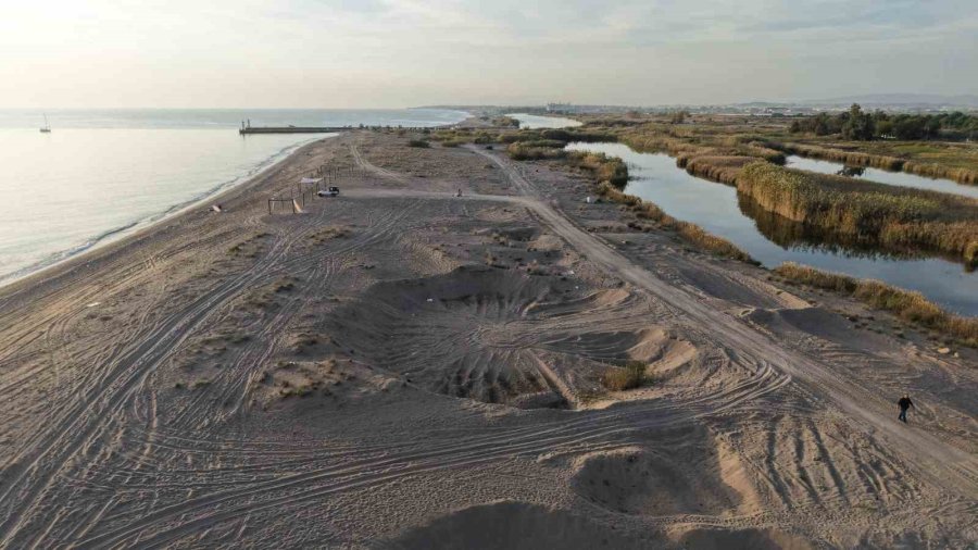 Antalya’da Kum Hırsızları Sahilleri Talan Etti, Kum Ocağına Dönen Sahiller Dronla Görüntülendi