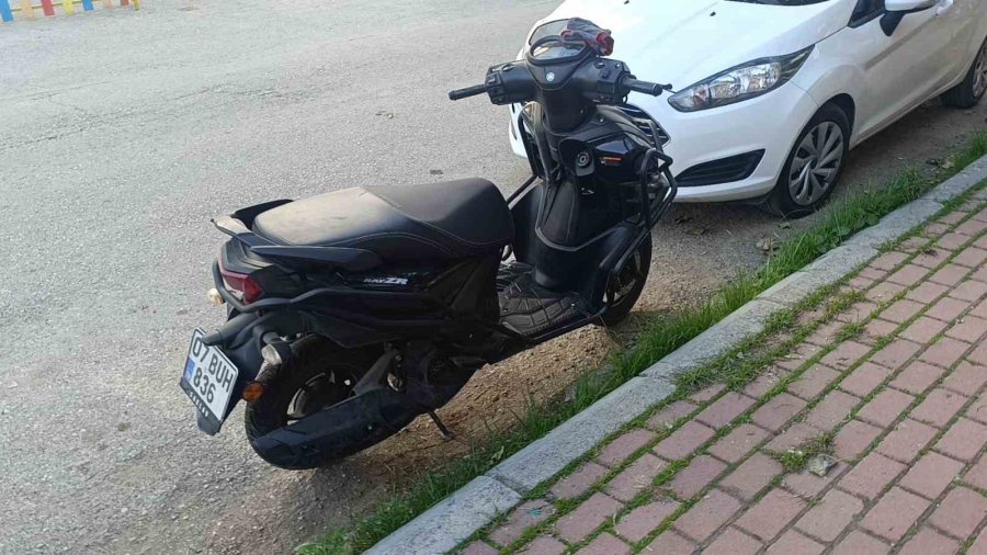 Kasksız Yolcu Kafasını Kaldırıma Çarpmaktan Kıl Payı Kurtuldu