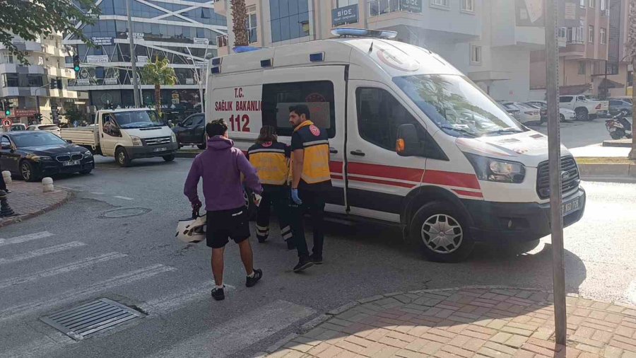 Otomobilin Sağından Geçmek İsterken Aynı Yöne Dönmek İsteyen Otomobile Çarptı