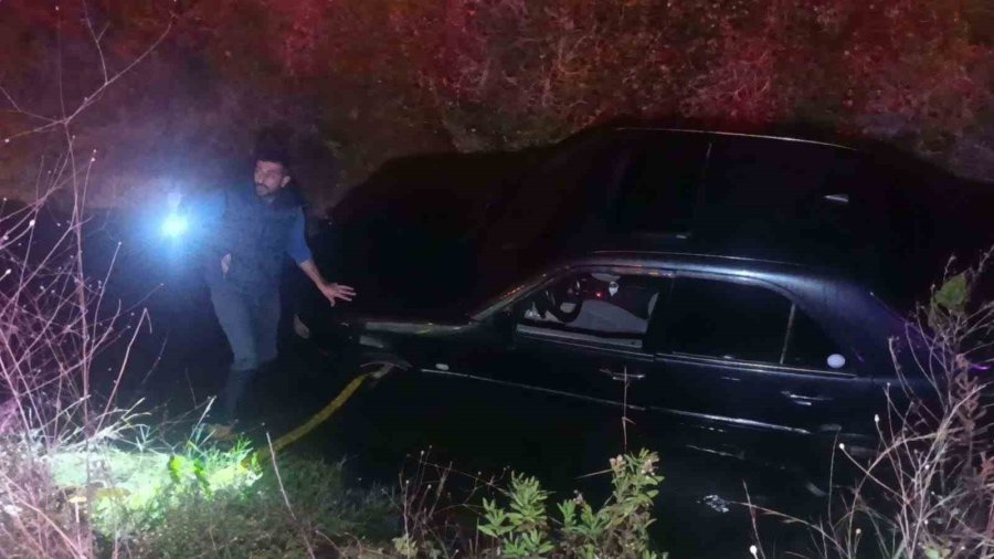 Sulama Kanalına Uçan Araçtan Ekipler Kurtardı, Alkolmetreyi Üflemeyince Ehliyetine El Konuldu