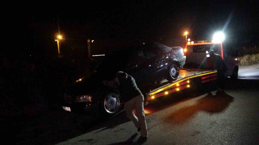 Sulama Kanalına Uçan Araçtan Ekipler Kurtardı, Alkolmetreyi Üflemeyince Ehliyetine El Konuldu