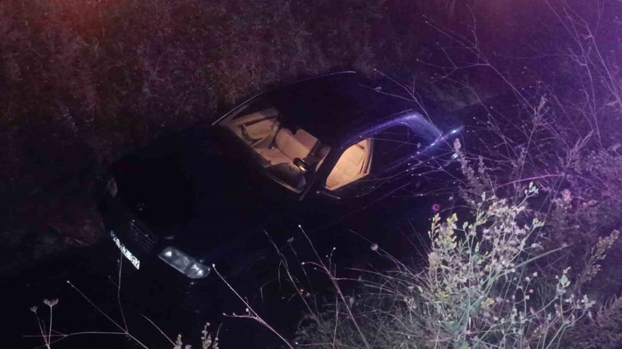 Sulama Kanalına Uçan Araçtan Ekipler Kurtardı, Alkolmetreyi Üflemeyince Ehliyetine El Konuldu