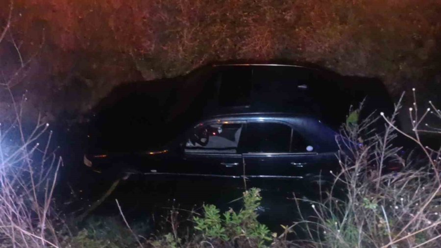 Sulama Kanalına Uçan Araçtan Ekipler Kurtardı, Alkolmetreyi Üflemeyince Ehliyetine El Konuldu