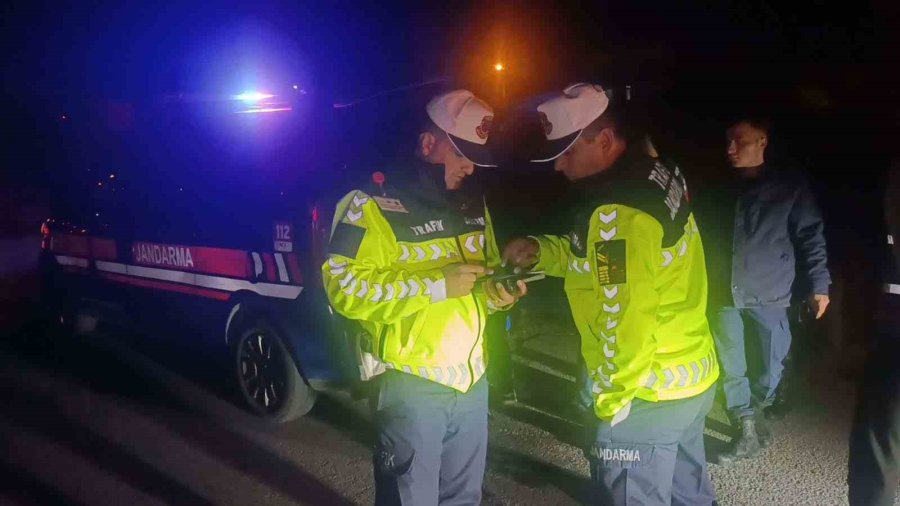 Sulama Kanalına Uçan Araçtan Ekipler Kurtardı, Alkolmetreyi Üflemeyince Ehliyetine El Konuldu