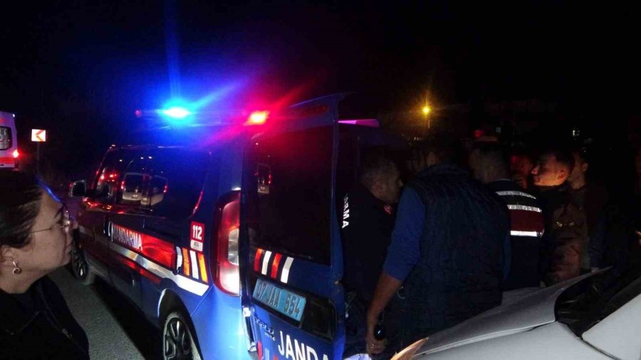 Sulama Kanalına Uçan Araçtan Ekipler Kurtardı, Alkolmetreyi Üflemeyince Ehliyetine El Konuldu