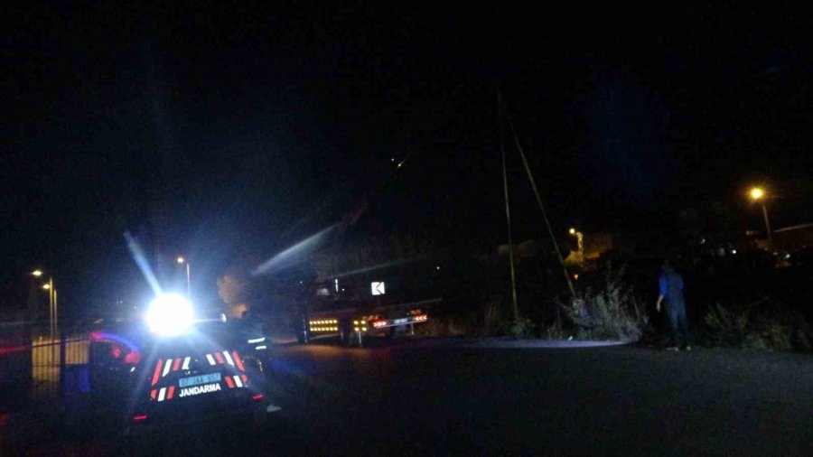 Sulama Kanalına Uçan Araçtan Ekipler Kurtardı, Alkolmetreyi Üflemeyince Ehliyetine El Konuldu