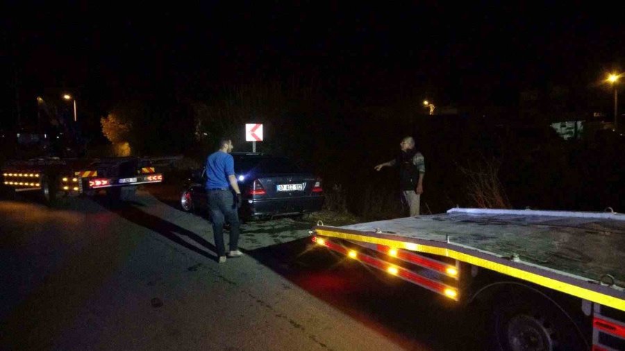 Sulama Kanalına Uçan Araçtan Ekipler Kurtardı, Alkolmetreyi Üflemeyince Ehliyetine El Konuldu