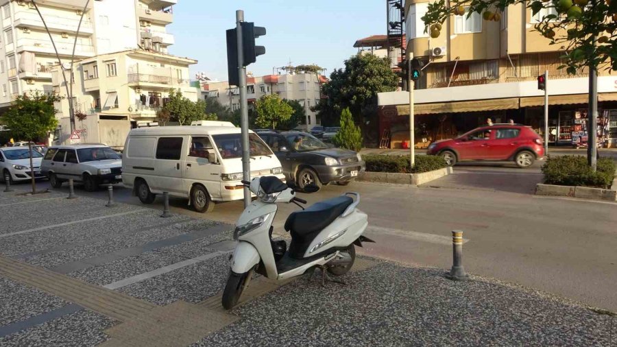 Yayaya Çarpmamak İçin Motosikleti Devirdi: 1 Yaralı