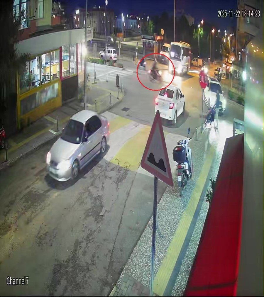 Aracıyla ‘u’ Dönüşü Yapan Sürücünün Kararsızlığı Motosiklet Sürücüsünü Hastanelik Etti