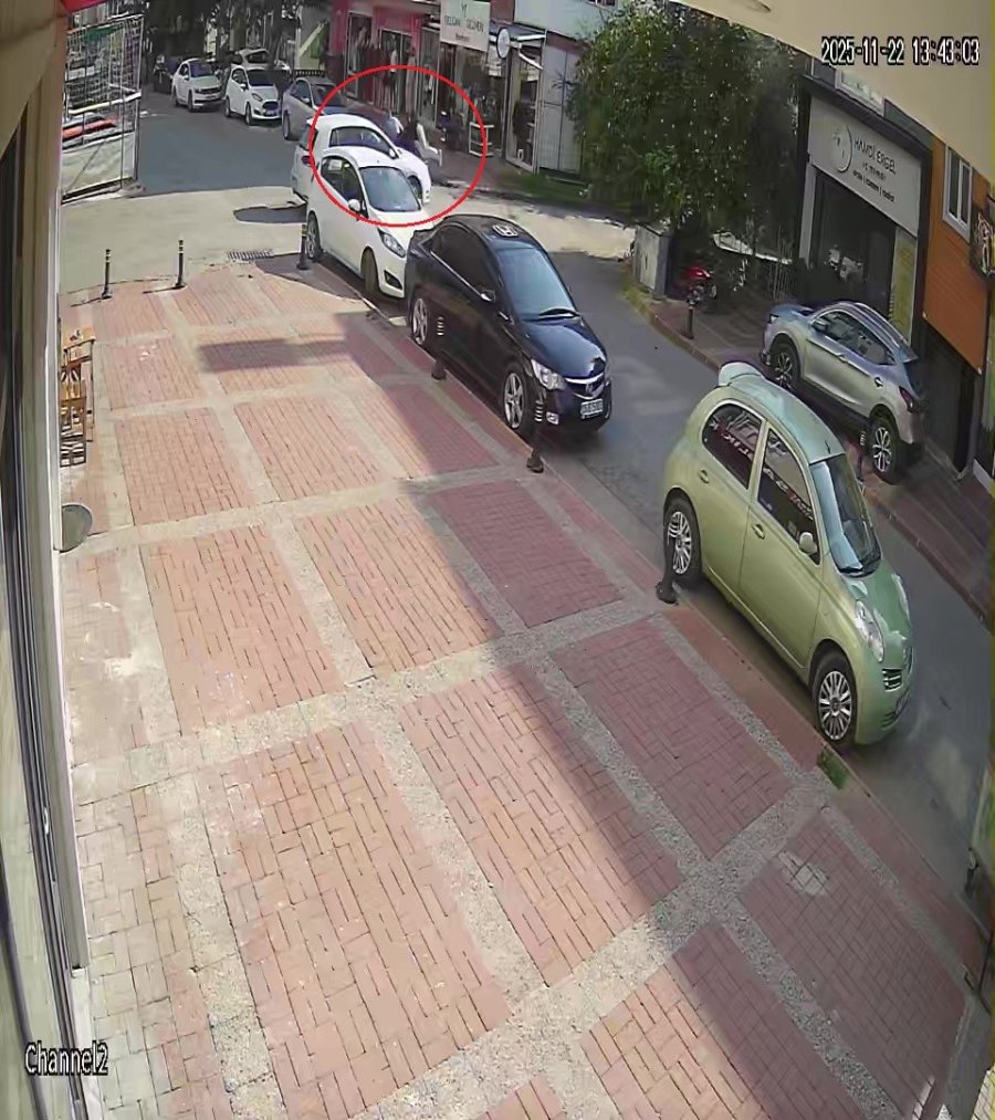 Kasksız Yolcu Kafasını Kaldırıma Çarpmaktan Kıl Payı Kurtuldu