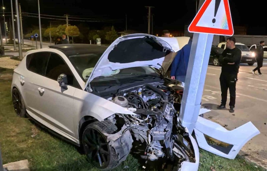 Aksaray Belediyesi’nin Trafiğe Kapattığı Yol Kaza Meydanına Döndü