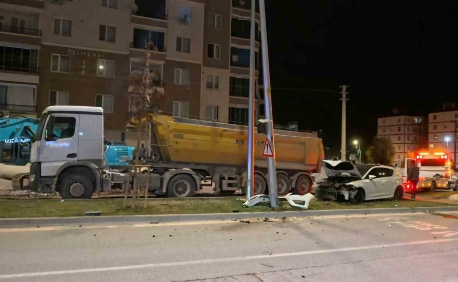 Aksaray Belediyesi’nin Trafiğe Kapattığı Yol Kaza Meydanına Döndü
