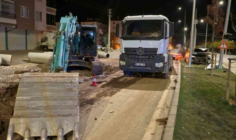Aksaray Belediyesi’nin Trafiğe Kapattığı Yol Kaza Meydanına Döndü