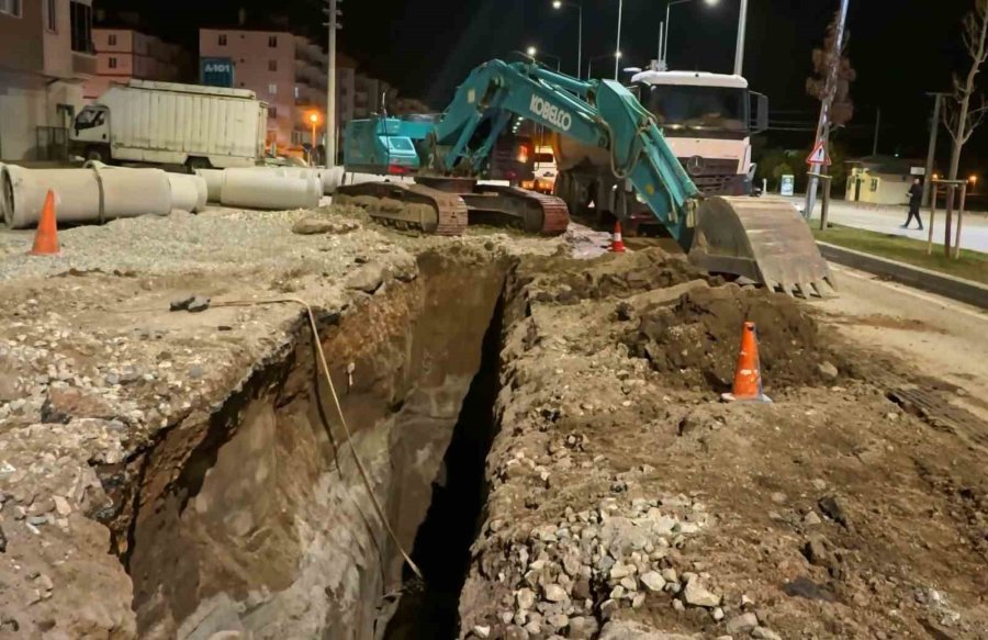 Aksaray Belediyesi’nin Trafiğe Kapattığı Yol Kaza Meydanına Döndü