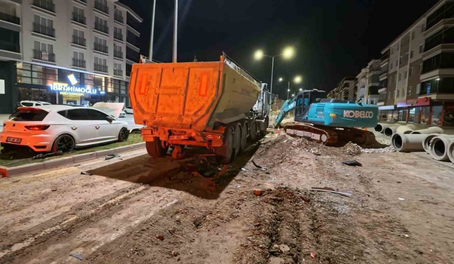 Aksaray Belediyesi’nin Trafiğe Kapattığı Yol Kaza Meydanına Döndü