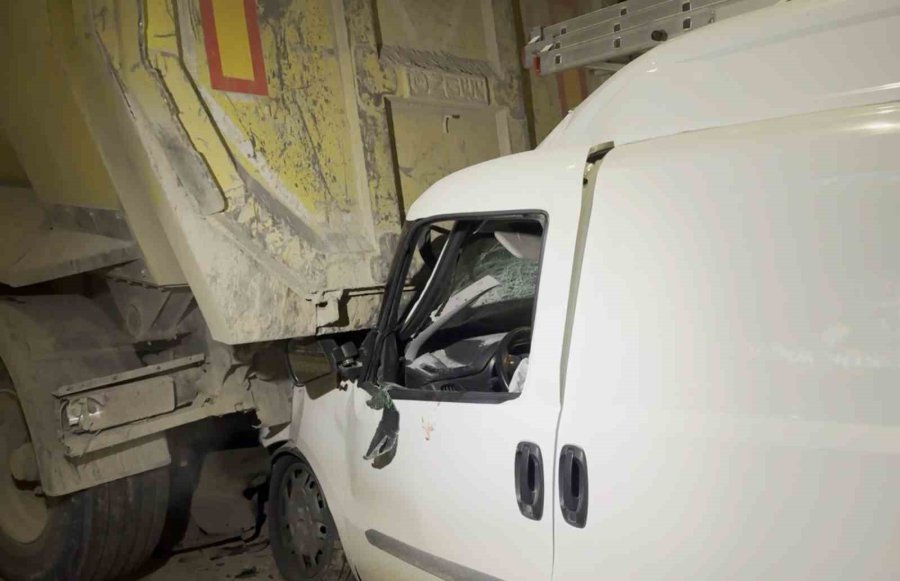 Aksaray Belediyesi’nin Trafiğe Kapattığı Yol Kaza Meydanına Döndü