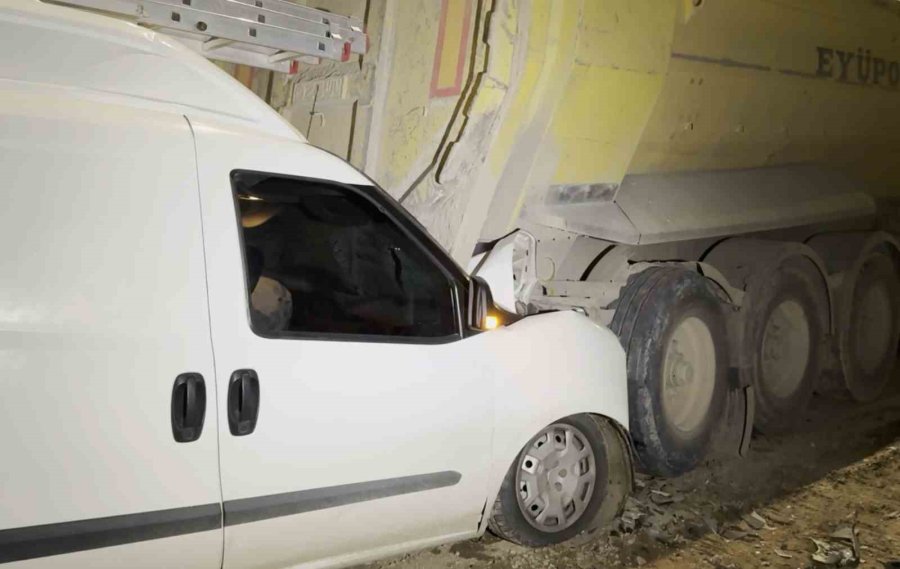 Aksaray Belediyesi’nin Trafiğe Kapattığı Yol Kaza Meydanına Döndü