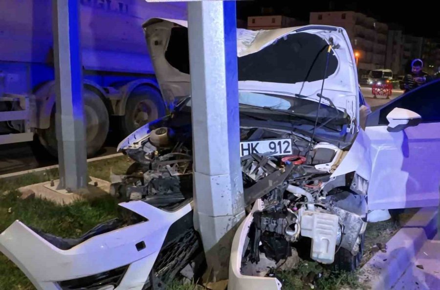 Aksaray Belediyesi’nin Trafiğe Kapattığı Yol Kaza Meydanına Döndü