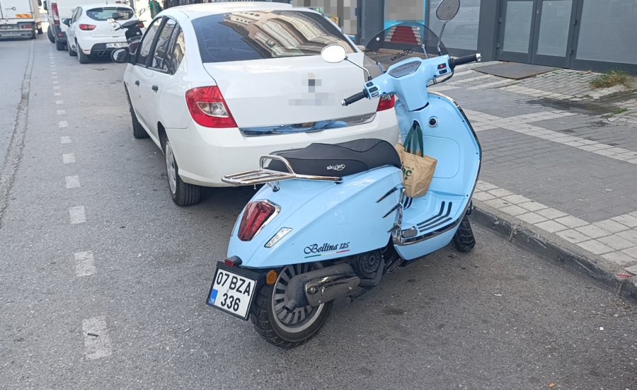 Önündeki Araca Çarpmamak İçin Fren Yapan Motosikletli Yaralandı