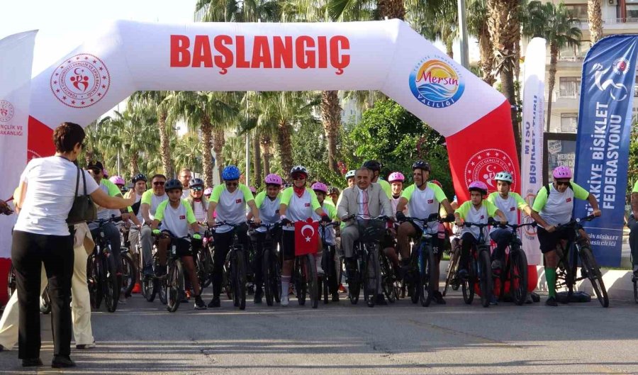 Mersin’de Yaşlısından Gencine Bisiklet Tutkunları Pedal Çevirdi