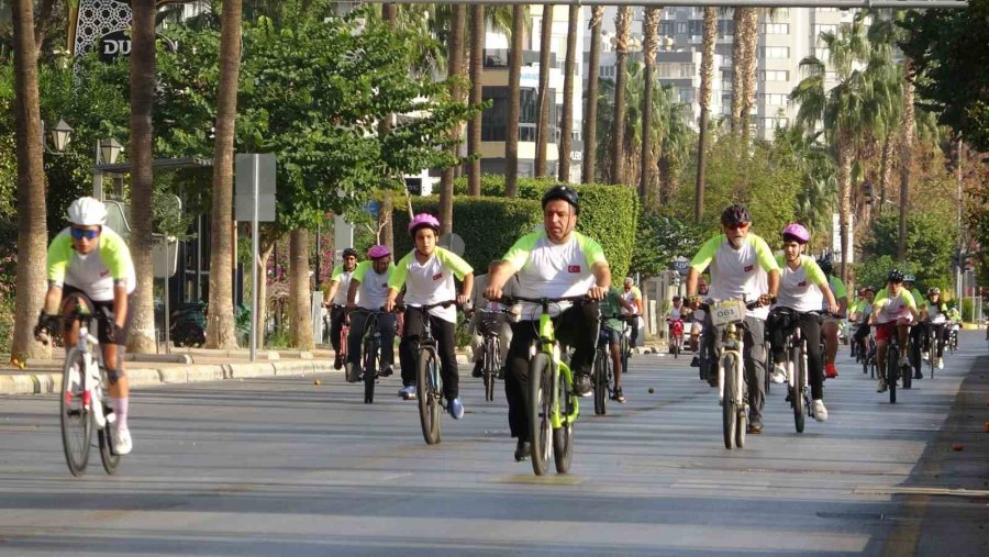 Mersin’de Yaşlısından Gencine Bisiklet Tutkunları Pedal Çevirdi