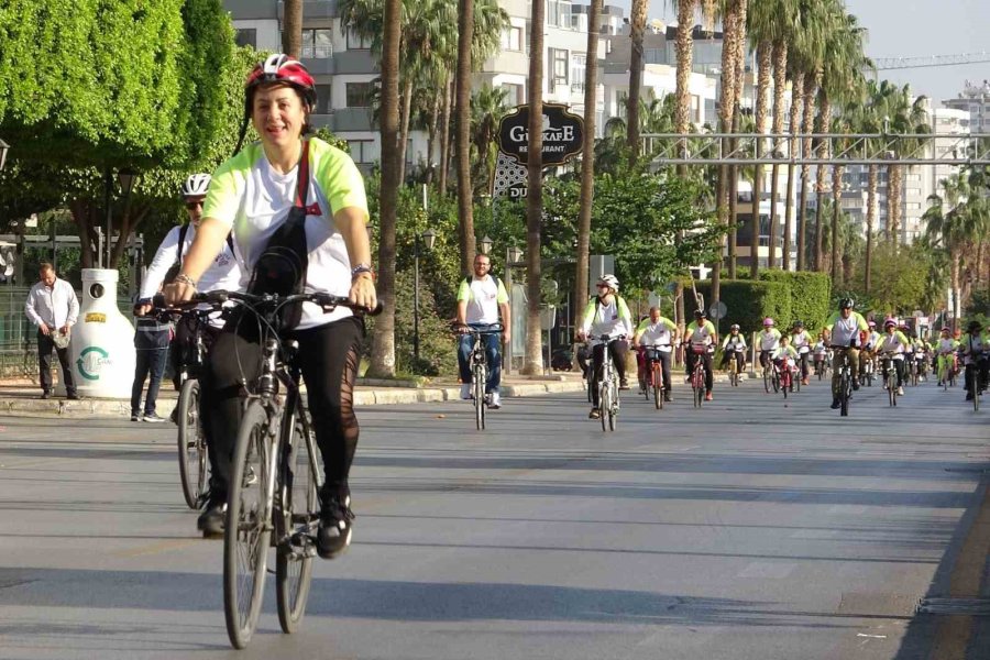 Mersin’de Yaşlısından Gencine Bisiklet Tutkunları Pedal Çevirdi