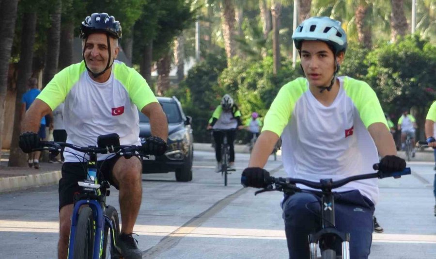 Mersin’de Yaşlısından Gencine Bisiklet Tutkunları Pedal Çevirdi