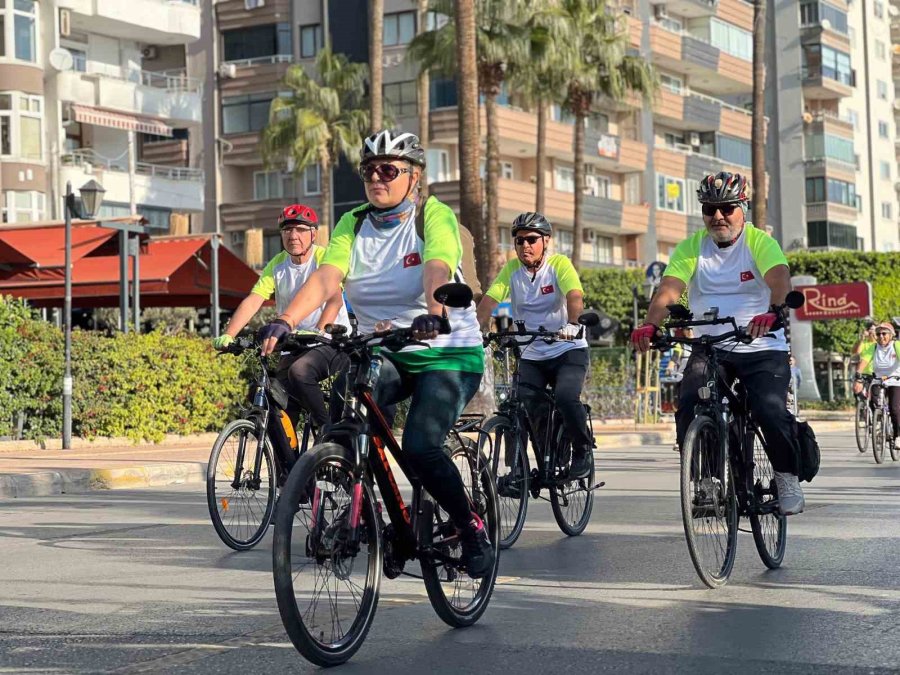 Mersin’de Yaşlısından Gencine Bisiklet Tutkunları Pedal Çevirdi