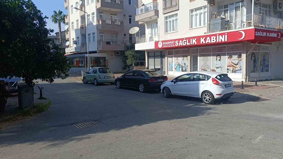 Kasksız Yolcu Kafasını Kaldırıma Çarpmaktan Kıl Payı Kurtuldu