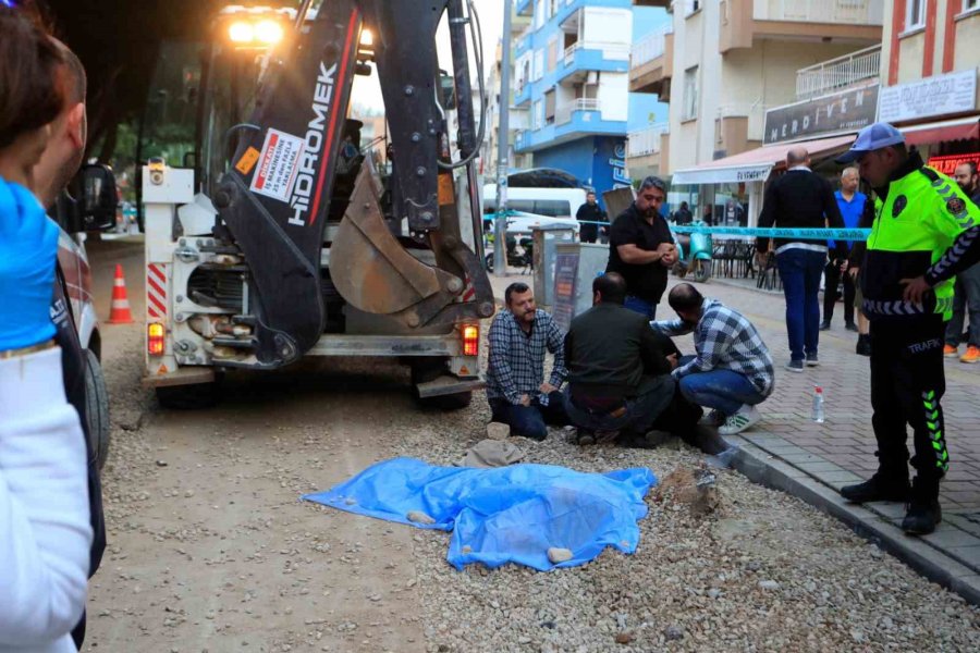 Ekmek Almaya Giderken Kepçenin Altında Kalan Yaşlı Adam Hayatını Kaybetti