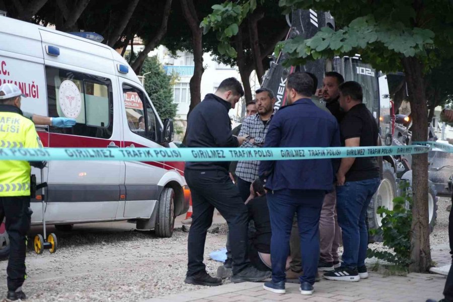 Ekmek Almaya Giderken Kepçenin Altında Kalan Yaşlı Adam Hayatını Kaybetti