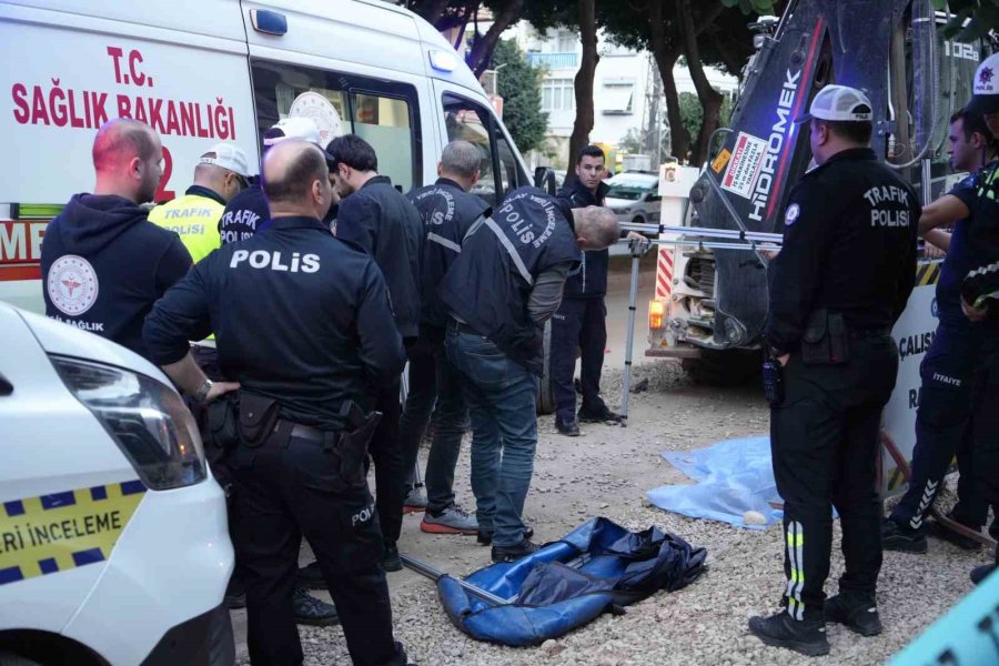 Ekmek Almaya Giderken Kepçenin Altında Kalan Yaşlı Adam Hayatını Kaybetti