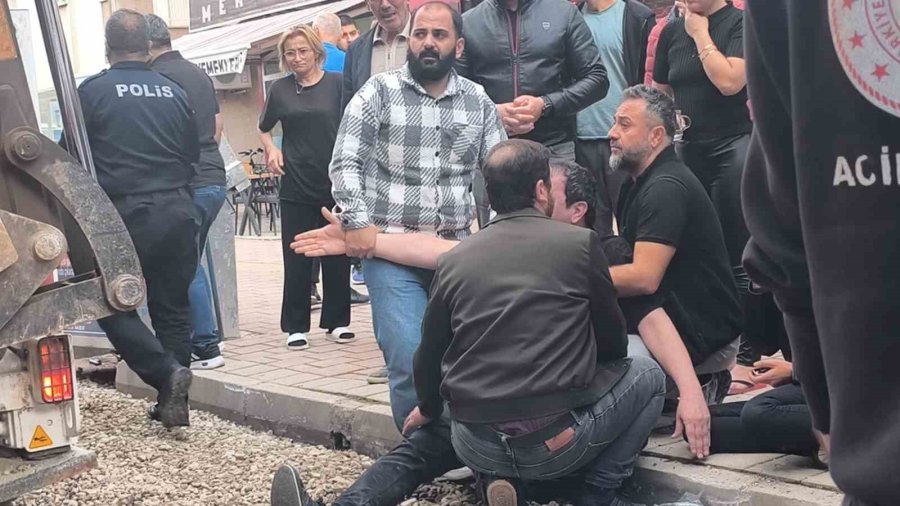 Ekmek Almaya Giderken Kepçenin Altında Kalan Yaşlı Adam Hayatını Kaybetti