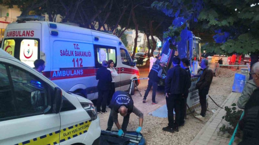 Ekmek Almaya Giderken Kepçenin Altında Kalan Yaşlı Adam Hayatını Kaybetti