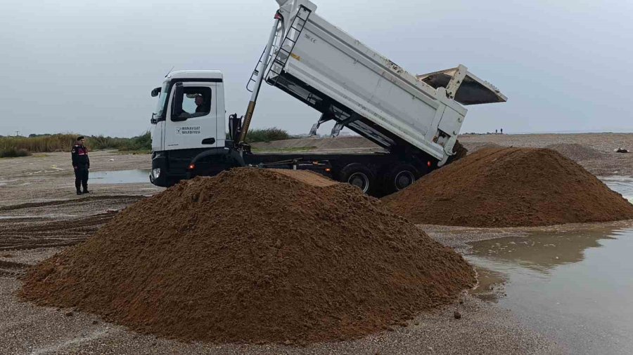Antalya’da Kumları Çalıp Sahilleri Talan Etmişlerdi: Kamyonlar Dolusu Plaj Kumu Bulundu