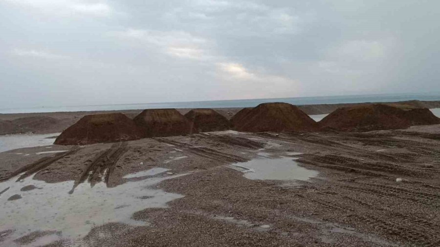 Antalya’da Kumları Çalıp Sahilleri Talan Etmişlerdi: Kamyonlar Dolusu Plaj Kumu Bulundu
