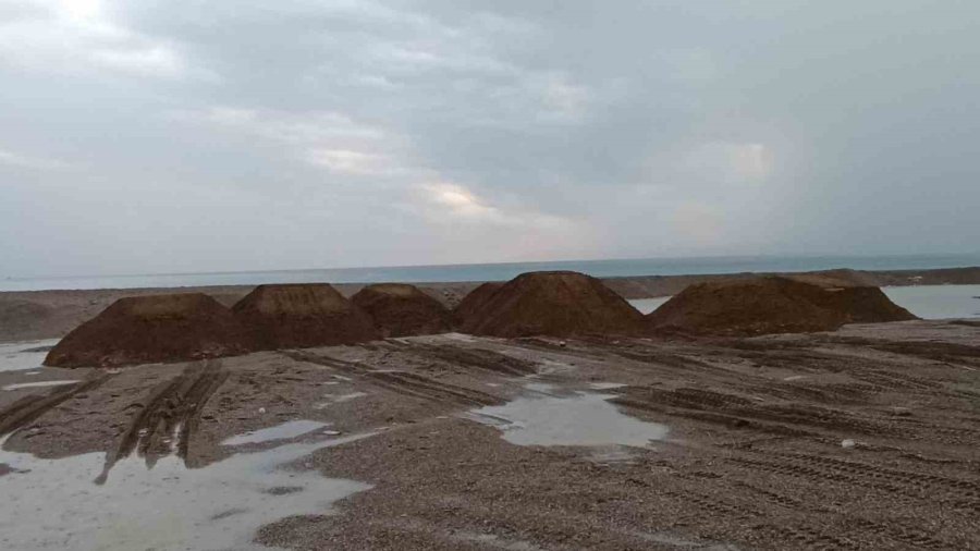 Antalya’da Kumları Çalıp Sahilleri Talan Etmişlerdi: Kamyonlar Dolusu Plaj Kumu Bulundu