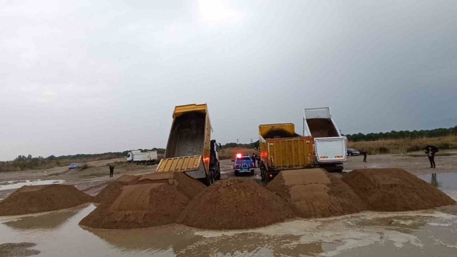 Antalya’da Kumları Çalıp Sahilleri Talan Etmişlerdi: Kamyonlar Dolusu Plaj Kumu Bulundu