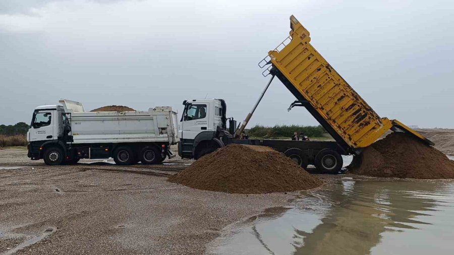 Antalya’da Kumları Çalıp Sahilleri Talan Etmişlerdi: Kamyonlar Dolusu Plaj Kumu Bulundu