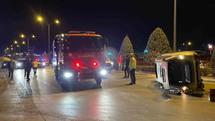 Karaman’da Çarpışan İki Araçtan Biri Devrildi: 2 Yaralı