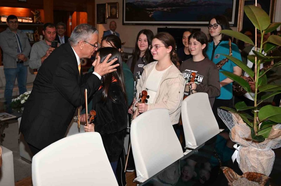 Geleceğin Müzisyenlerinden Başkan Topaloğlu’na Öğretmenler Günü Sürprizi