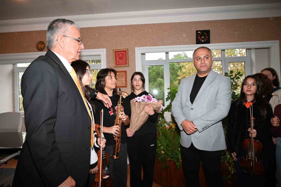 Geleceğin Müzisyenlerinden Başkan Topaloğlu’na Öğretmenler Günü Sürprizi