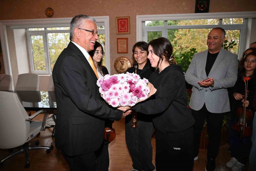 Geleceğin Müzisyenlerinden Başkan Topaloğlu’na Öğretmenler Günü Sürprizi