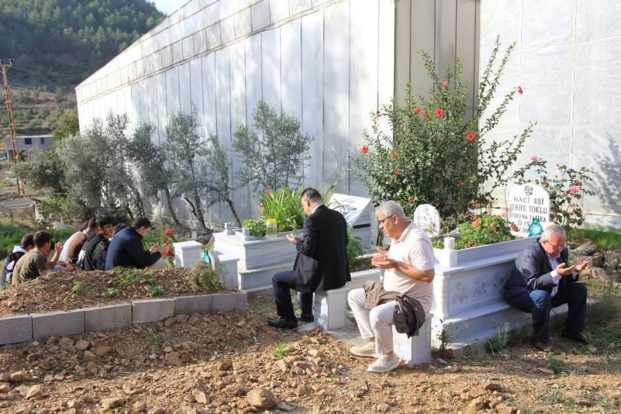 Bozyazı’da Vefat Eden Öğretmen Kabri Başında Anıldı