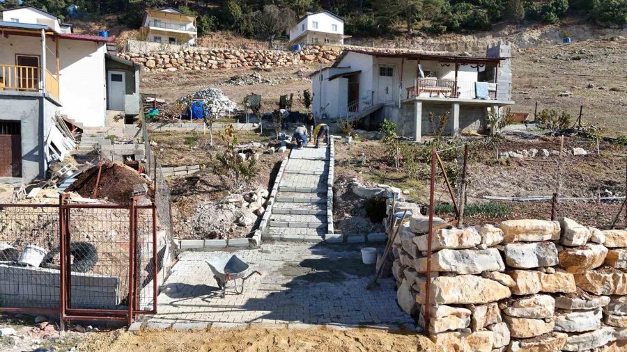 Tarsus’ta Engelli Bireyin Güvenliği İçin Parke Çalışması Yapıldı