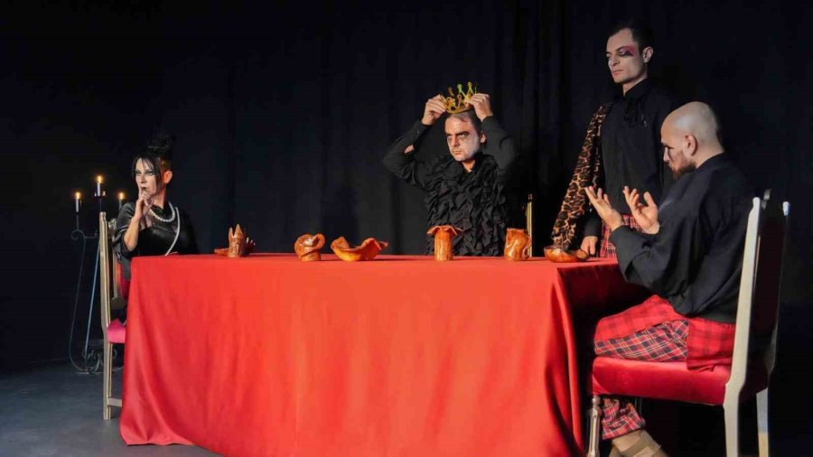 Tarsuslu Genç Oyuncular Modern Macbeth Uyarlamasıyla Sahne Aldı